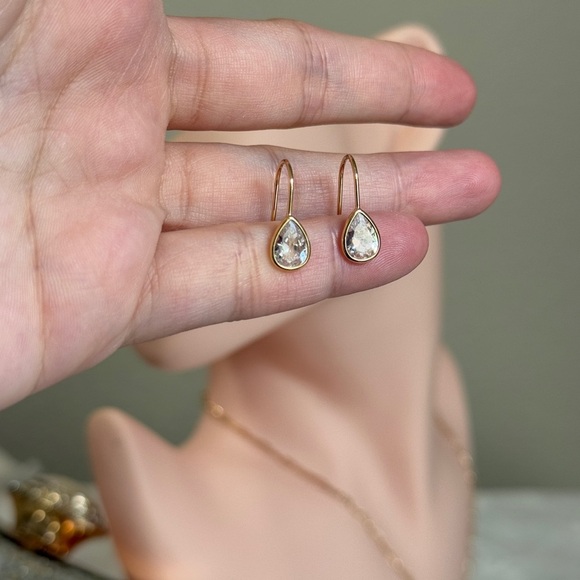 ⚜️Minimalist Gold Teardrop Earrings With Cubic Zirconia 💎 - Picture 3 of 10